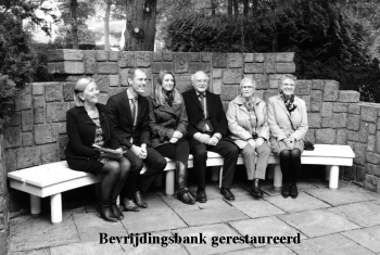 32082424_Den_Dolder,_Bevrijdingsbank_1_w800_h600 zwart-wit